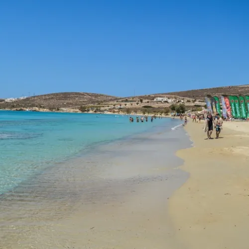 Peščana plaža sa plitkim tirkiznim morem na Parosu