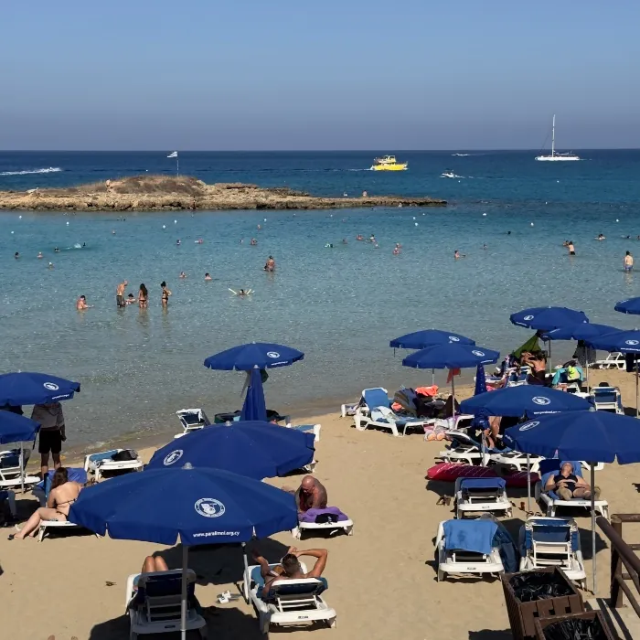 Plaža Fig Tree Bay u Protarasu sa plavim suncobranima