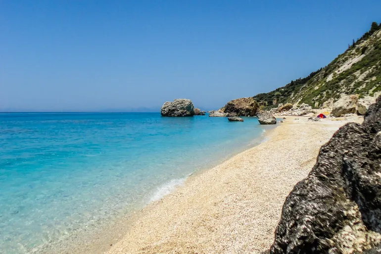Plaža Megali Petra sa stenama u moru