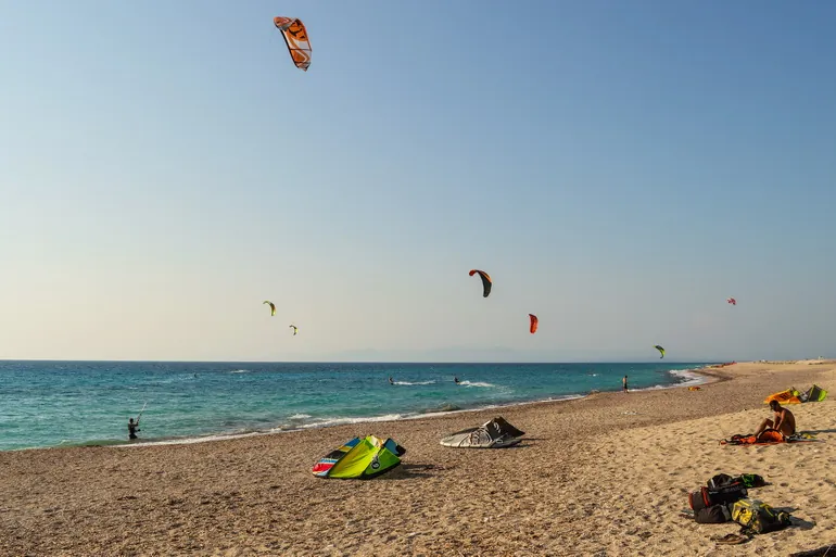 Kajtsurferi na plaži Agios Ioanis