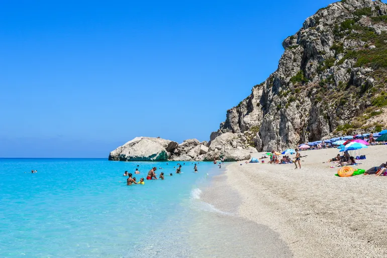 Kupanje na plaži Milos ispod stena