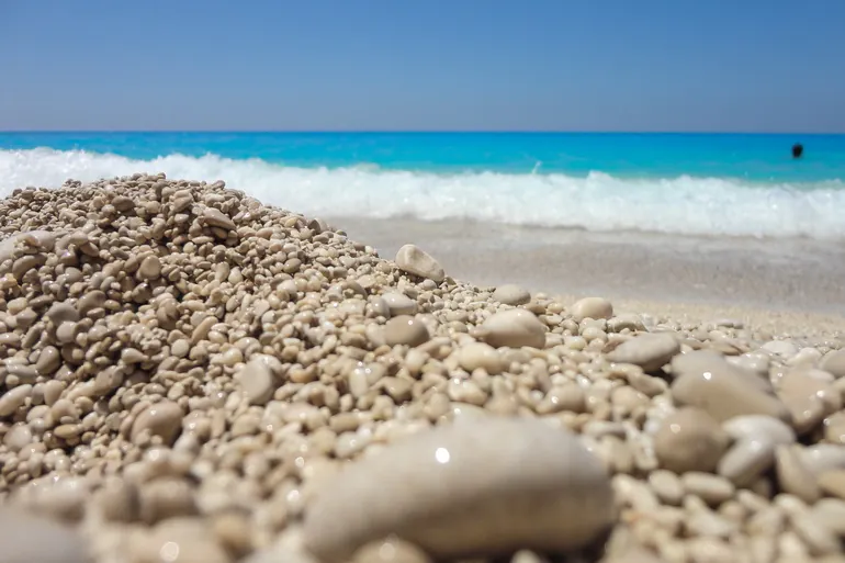 Beli šljunak i talasi na plaži Katizma
