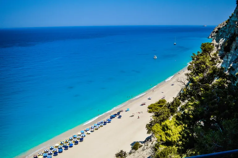 Plaža Egremni ispod litice