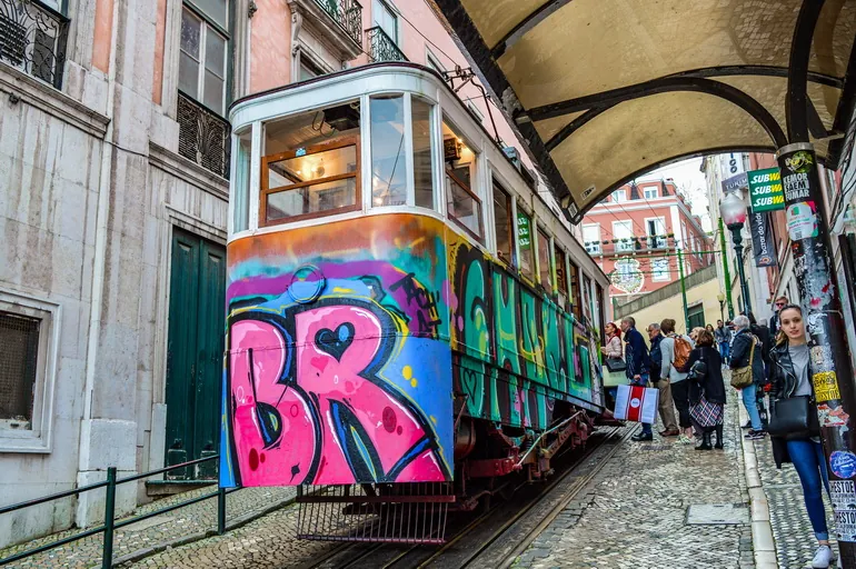 Tramvaj sa grafitima u Lisabonu