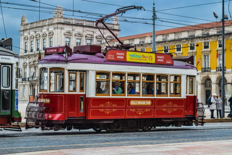Crveni turistički tramvaj na trgu
