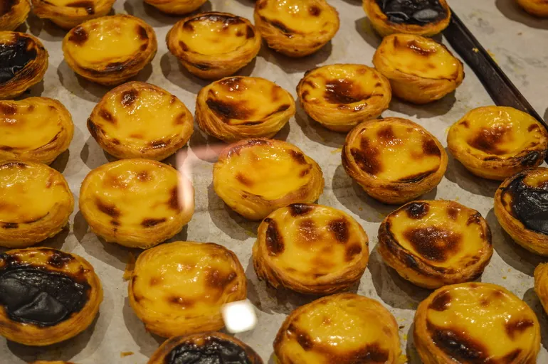 Pastel de nata u izlogu pekare