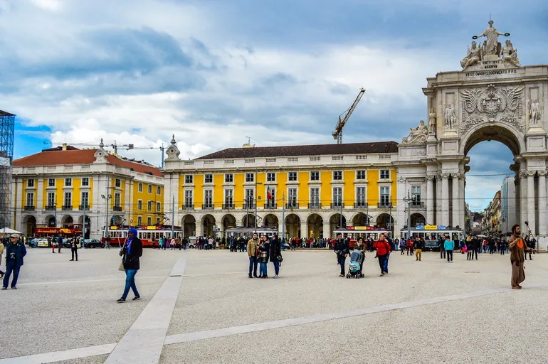 Trg Praça do Comércio sa slavolukom