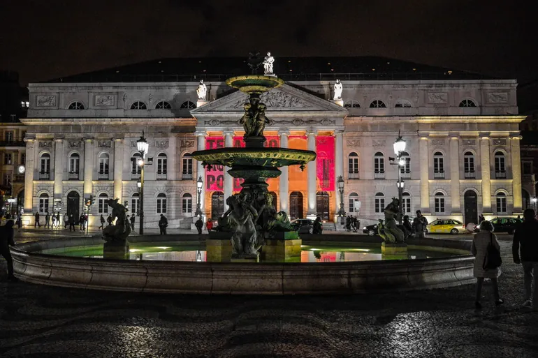 Trg Rossio sa fontanom i Nacionalnim teatrom noću
