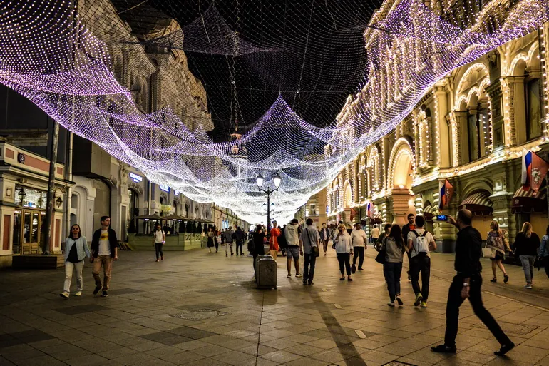 Pešačka ulica sa svetlećim ukrasima u centru Moskve noću