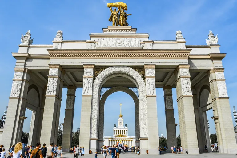 Monumentalna ulazna kapija kompleksa VDNH