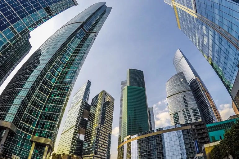Neboderi Moscow Cityja iz žablje perspektive
