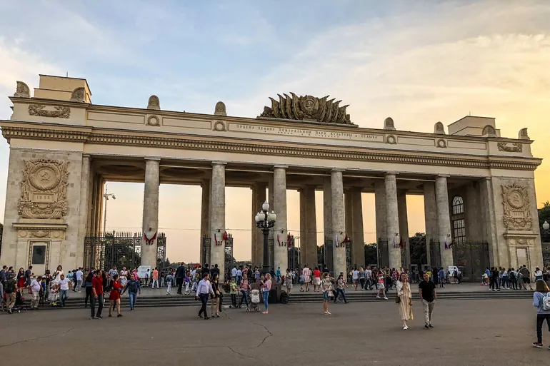 Ulazna kapija Gorkog parka u Moskvi