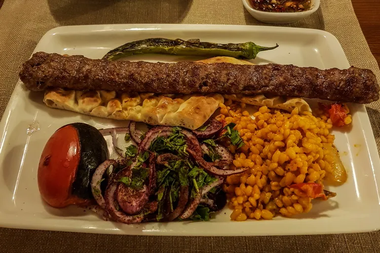 Adana kebab u restoranu Paša u Fetijama
