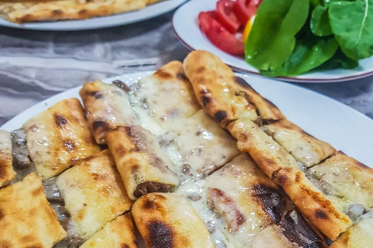 Turska pida u restoranu Nazilli Pide