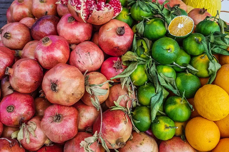 Šipak i citrusi na pijaci u Fetijama