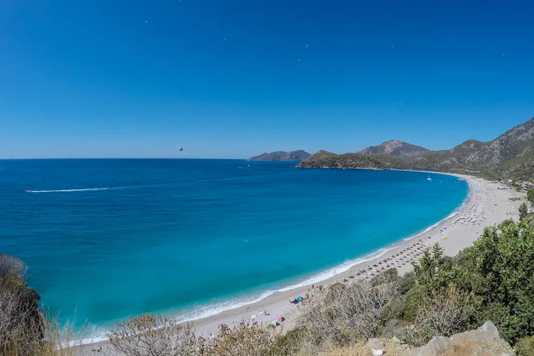 Zaliv Oludeniz sa planinama u pozadini