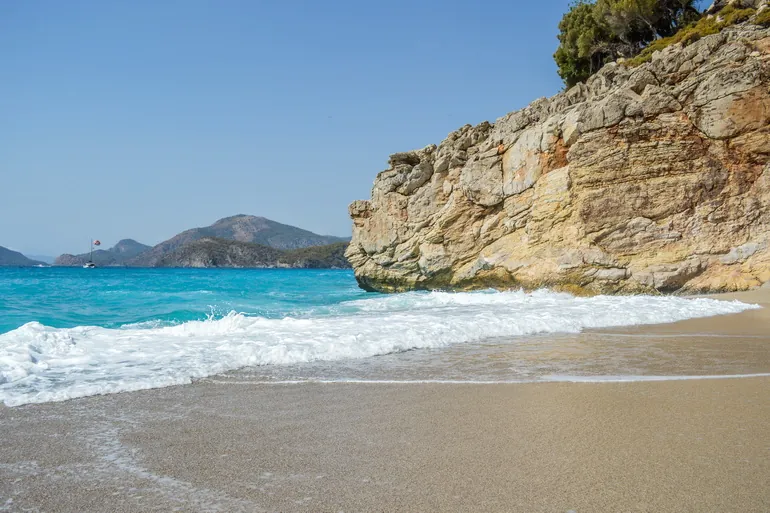 Plaža Kidrak ispod stena