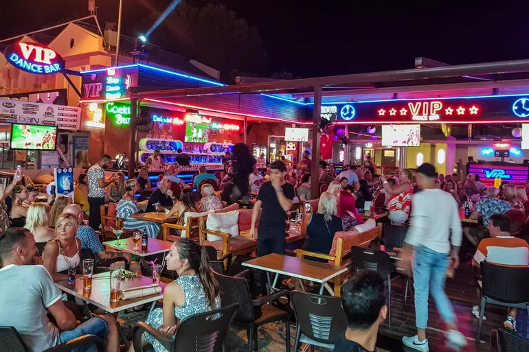 Pab pun turista u Oludenizu uveče