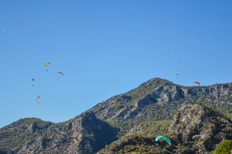 Paraglajderi iznad planina oko Oludeniza