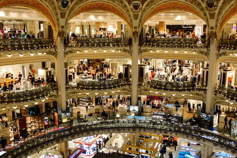 Raskošan enterijer robne kuće Galeries Lafayette
