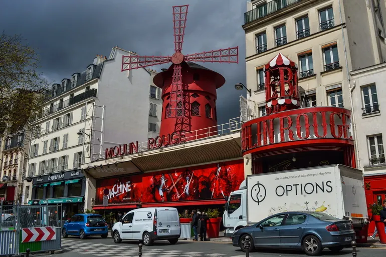 Kabare Moulin Rouge sa crvenom vetrenjačom