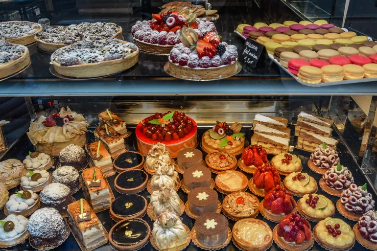 Kolači u izlogu pariske poslastičarnice
