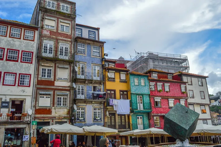 Šarene kuće na šetalištu Ribeira