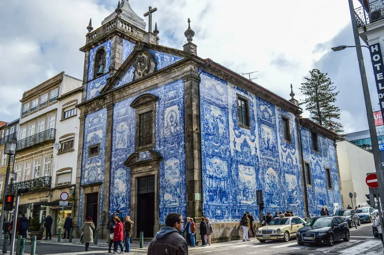 Kapela obložena plavim pločicama azulejos u Portu