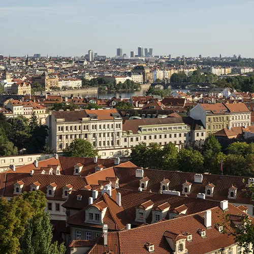 Pogled na krovove Praga iz visine