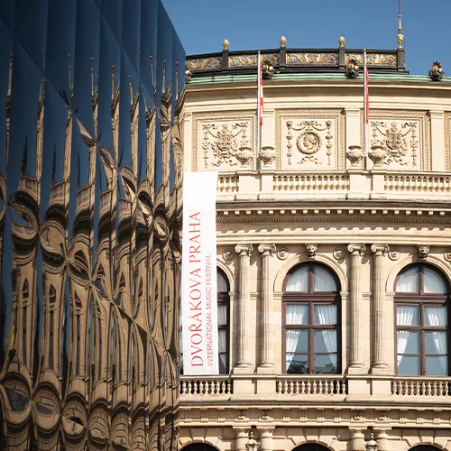 Galerija Rudolfinum u Pragu i odraz u staklenoj fasadi