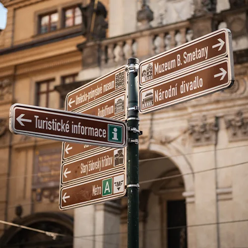 Turistički putokazi u centru Praga