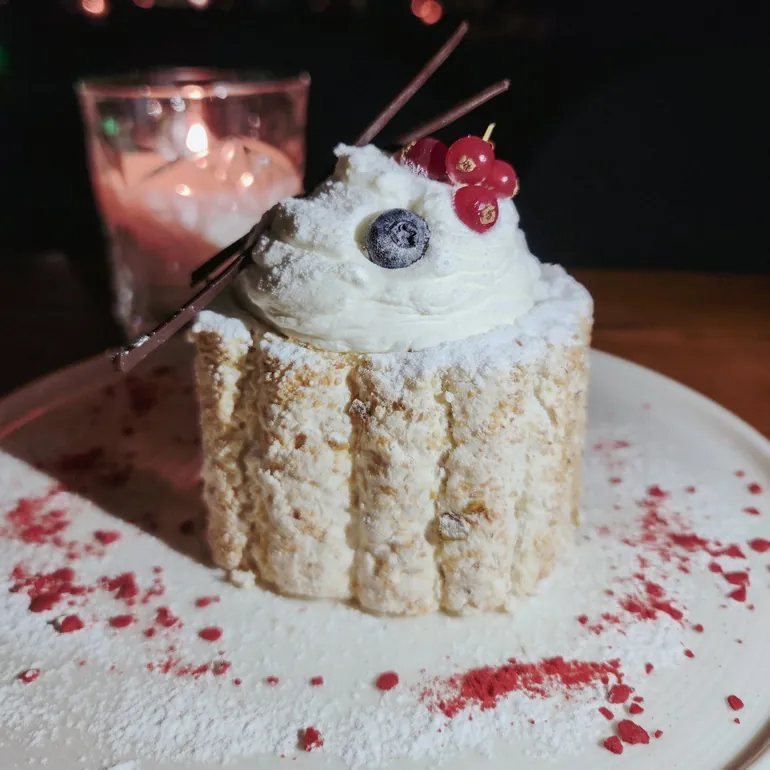 Torta sa trešnjom u restoranu Aktaion