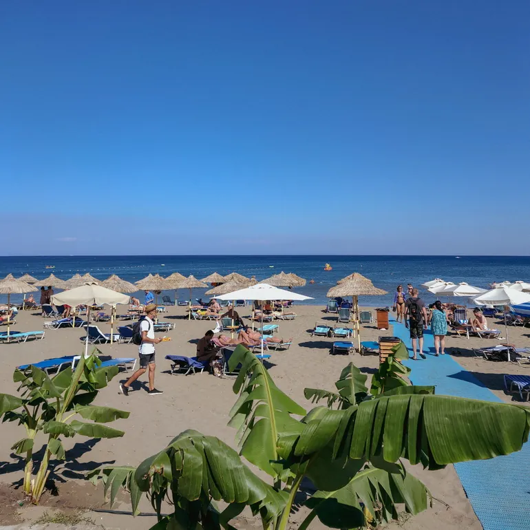 Plaža Faliraki sa suncobranima
