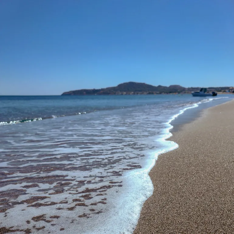 Talasi na peščanoj plaži Faliraki