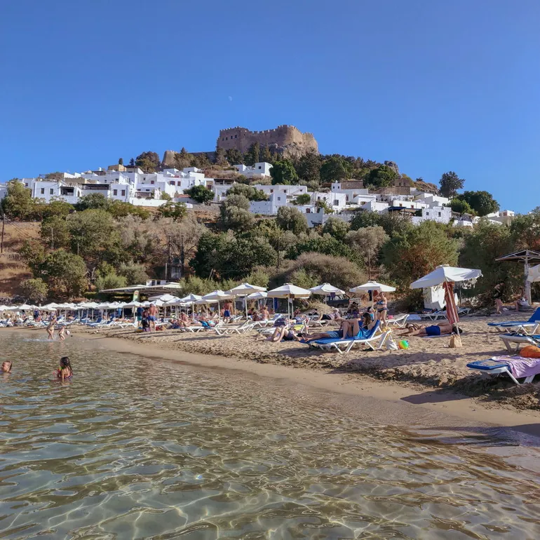 Plaža u Lindosu sa Akropoljem u pozadini