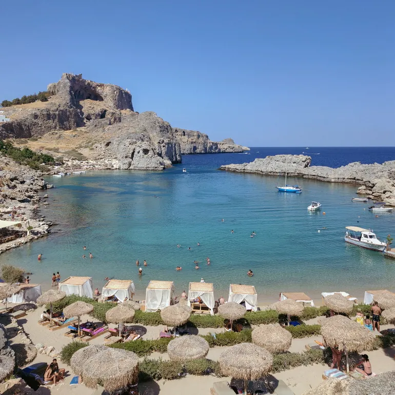 Uvala Agios Pavlos ispod Akropolja u Lindosu
