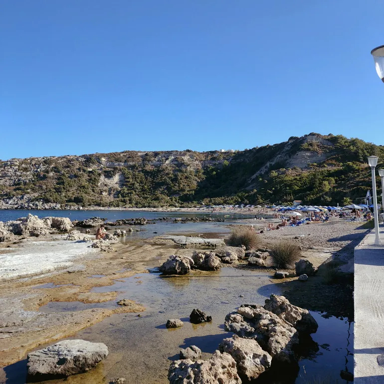 Stenovita obala kod plaže Anthony Quinn