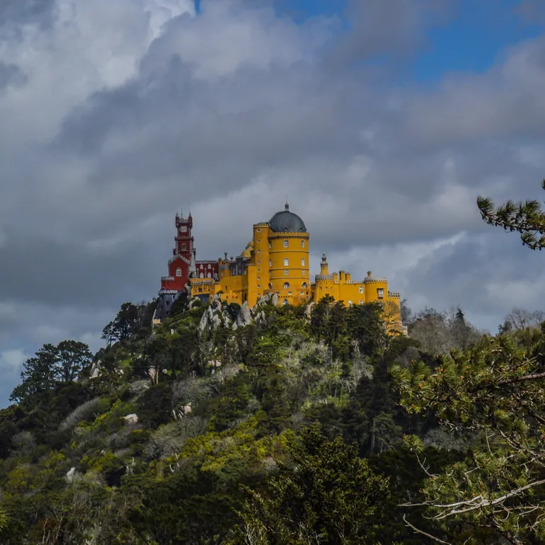 Palata Pena na vrhu brda iznad šume