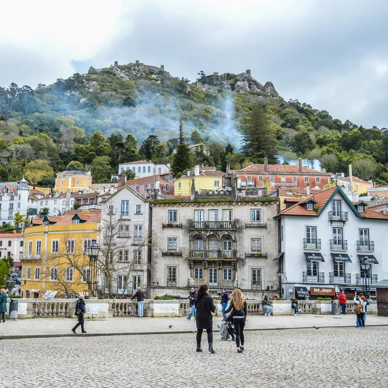 Trg u Sao Martinju sa brdom i zamkom u pozadini