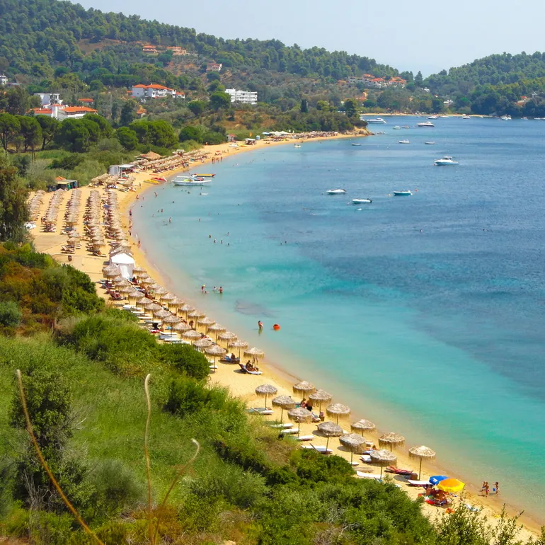 Plaža Agia Paraskevi sa suncobranima