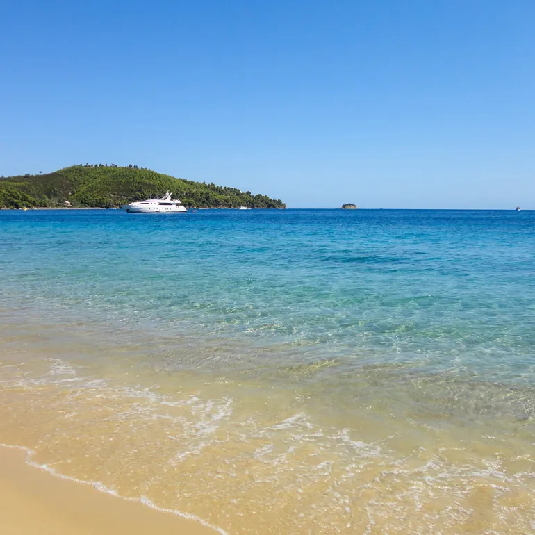 Plaža Ampelakija sa bistrim morem