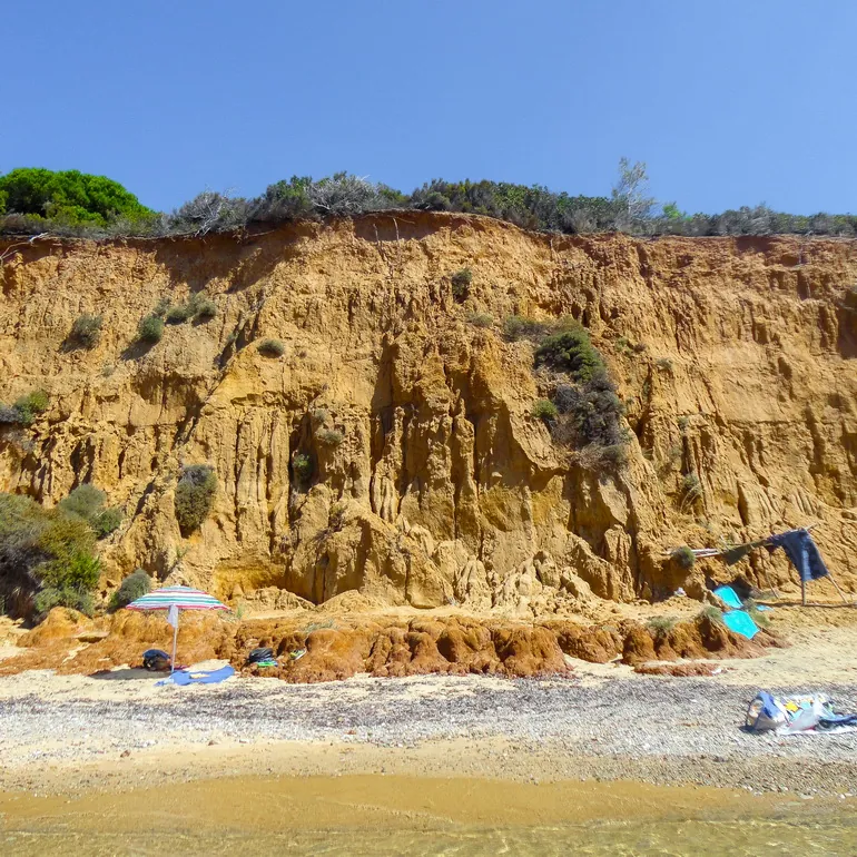 Peščane stene iznad plaže Mandraki