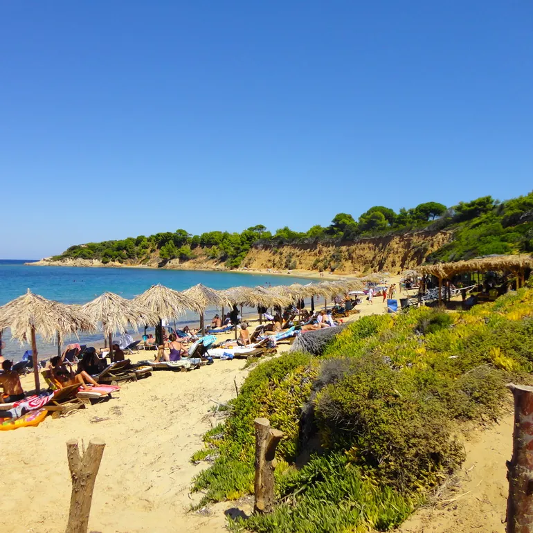 Suncobrani na plaži Mandraki