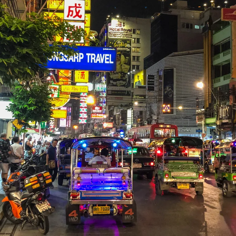 Tuk-tuk na osvetljenoj ulici noću