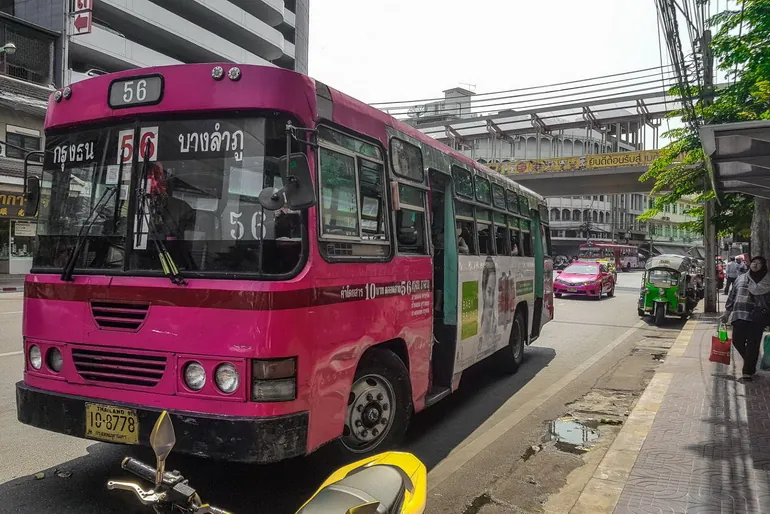 Ružičasti gradski autobus u Bangkoku