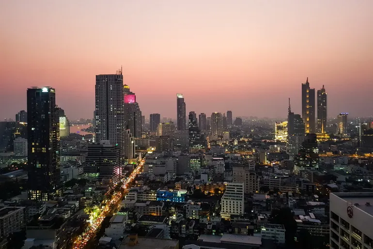 Neboderi Bangkoka u zalazak sunca
