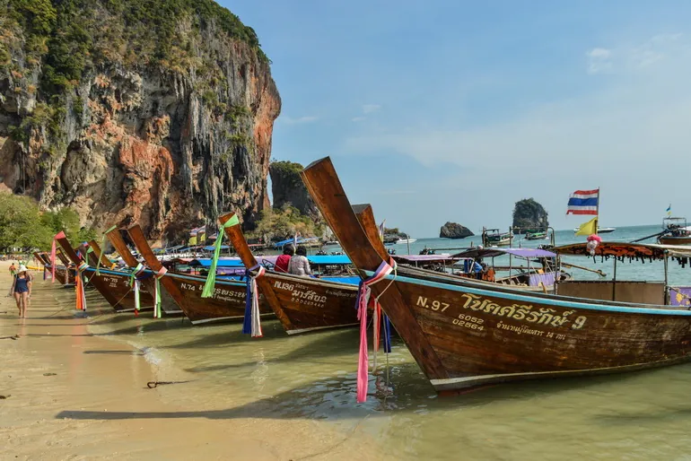Čamci long tail na plaži Railay
