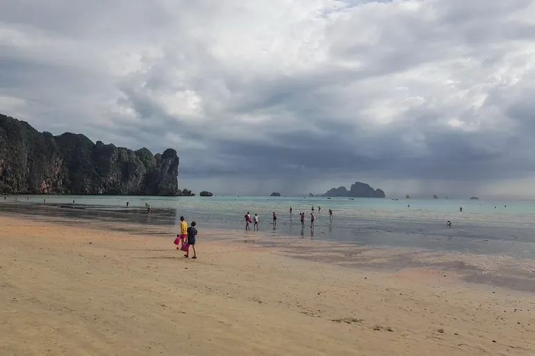 Plaža u Ao Nangu tokom oseke