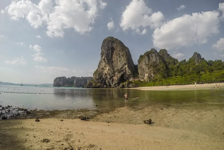 Stene i plićak u regiji Krabi