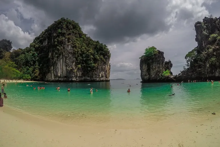Krečnjačke stene i plaža kod Koh Honga